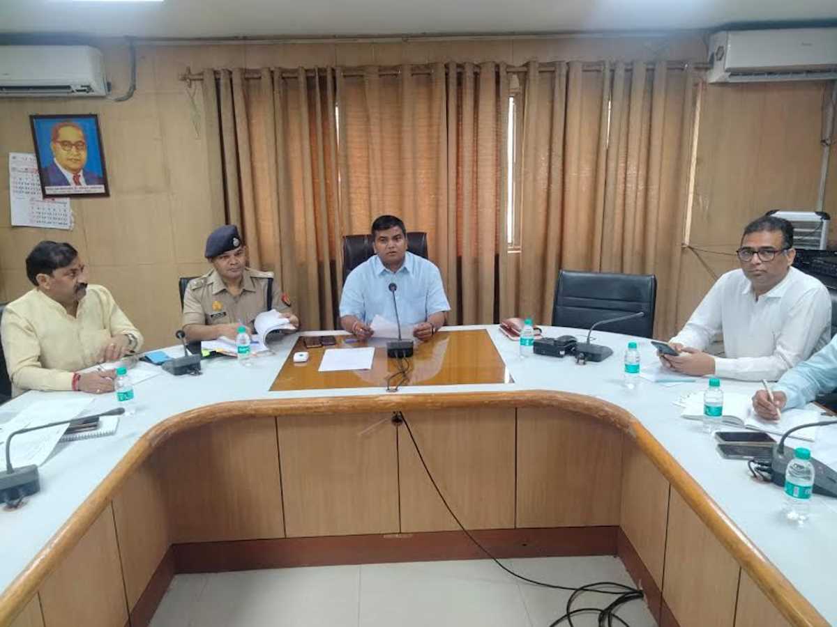 खेलों के प्रति जागरूकता बढ़ाने के लिए स्कूलों में करायी जायें खेल प्रतियोगिताएं - जिलाधिकारी